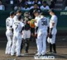 ８回、大竹がピンチを迎えナインがマウンドに集まる（撮影・山口登）