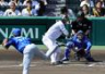 １回、見逃し三振に倒れる前川（投手・篠木、捕手・松尾）＝撮影・山口登