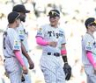 ＤｅＮＡに勝利し、笑顔を見せる阪神・佐藤輝明（右）＝甲子園（撮影・西田忠信）