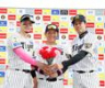 母の日にちなみ、花束を手にする（左から）佐藤輝、嶋村、才木（撮影・西田忠信）