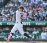６回、ソロを放つ佐藤輝（撮影・田中太一）