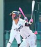　８回、同点に追いつく走者一掃の適時二塁打を放つ百崎（撮影・立川洋一郎）