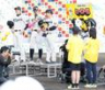 子どもからの質問に笑顔で答える（左から）才木、佐藤輝、嶋村（撮影・西田忠信）