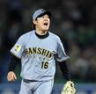 　６回、内山を三振に仕留め、雄たけびを上げる西勇（撮影・田中太一）
