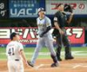 　８回、左越えソロを放つ大山（撮影・金田祐二）