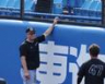 高寺の本塁打がすり抜けたと思われるネットを確認し笑顔の佐藤輝（撮影・金田祐二）