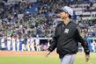 ヤクルトに逆転負けを喫し、引き揚げる藤川監督（撮影・田中太一）