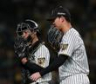 ８回を投げ終え、坂本（左）とベンチに戻る及川（撮影・西田忠信）