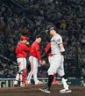 　９回、佐藤輝は中飛に倒れ試合終了となる。左から２人目は栗林（撮影・西田忠信）