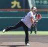 始球式を務める古江彩佳（撮影・西田忠信）