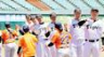 　イベント終了後、ハイタッチでお別れする（左から）漆原大晟氏、岩田ＣＡ、八木裕氏、葛城育郎氏、秋山ＢＡ、森田一成氏