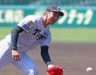 ノックを受けグラブトスで送球する茨木（撮影・立川洋一郎）