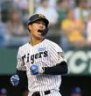 １回、佐藤輝の先制打で生還し声を上げる岡城（撮影・西田忠信）