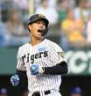 １回、佐藤輝の先制打で生還し声を上げる岡城（撮影・西田忠信）