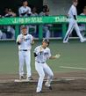 ２回、プロ初安打となる中前打を放ち手をたたいて喜ぶ立石（撮影・立川洋一郎）