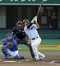 ２回、プロ初安打となる中前打を放つ立石（撮影・立川洋一郎）