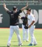 佐藤輝（８）にあいさつする立石（撮影・西田忠信）