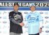 　オールスターゲームの練習用ユニホームを着て握手を交わす藤川監督（左）と小久保監督（撮影・坂部計介）
