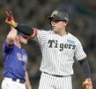 　７回、適時打を放ちピースサインをする嶋村（撮影・西田忠信）