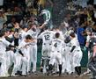 　ナインから歓喜のシャワーを浴びる森下（撮影・立川洋一郎）