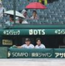 雨のため試合が遅れ、ベンチからグラウンドを見つめる立石（左）と岡城（撮影・田中太一）