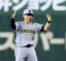 　１回、二塁打を放ちガッツポーズをする立石（撮影・田中太一）