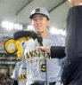 初のヒーローインタビューで笑顔を見せる立石＝２２日