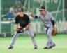 試合前、サードの位置で田中コーチ（右）から指導を受ける立石（撮影・伊藤笙子）