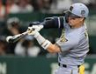 　２回、右前打を放つ佐藤輝（撮影・田中太一）