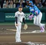 　６回、レイエス（右）に先制ソロを浴びる西勇