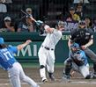 ９回、右前打を放つ佐藤輝（撮影・立川洋一郎）