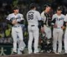 ７回、降板する工藤（左）＝撮影・西田忠信
