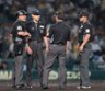 ９回、奈良間の打球に判定に協議する審判団（撮影・山口登）
