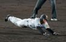 ５回、二塁へヘッドスライディングをして盗塁を成功させる福島（撮影・立川洋一郎）