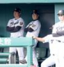 　７回、ベンチから戦況を見つめる平田２軍監督（中央）＝撮影・中田匡峻