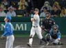 　９回、１３号ソロを放つ佐藤輝（撮影・立川洋一郎）