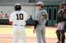 審判団の協議を見つめる平田監督（右）と甲斐（左）