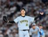 ５回、無失点に抑えベンチに戻る高橋（撮影・山口登）