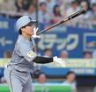 ２回、右前打を放つ伏見（撮影・西岡正）