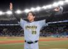 高橋はヒーローインタビューを終え、ファンの声援に応える（撮影・山口登）