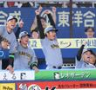 ロッテを完封した瞬間、ガッツポーズで叫ぶ高橋（中央）＝撮影・西岡正