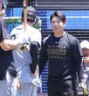 打撃練習中、藤川監督（左）と話す嶋村（撮影・西岡正）