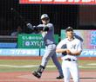 ５回、唐川（手前）から２打席連発となる左越えソロを放つ森下（撮影・伊藤笙子）