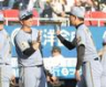 好リリーフの岩崎（右）とタッチを交わす藤川監督（撮影・西岡正）