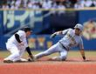 ４回、盗塁を決める立石（撮影・山口登）