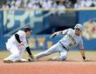 　４回、プロ初盗塁を決める立石（撮影・山口登）