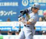 　４回、右前打を放つ佐藤輝（撮影・山口登）