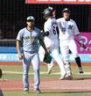 ８回、山口に勝ち越し２点適時二塁打を浴びたモレッタ（手前）＝５月３１日