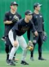 　１軍に合流し、ノックを受ける百崎