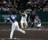 ８回、一塁内野安打を放つ嶋村（投手・甲斐野、捕手・古賀）＝撮影・山口登